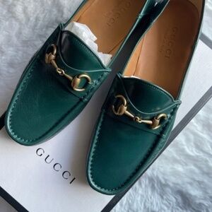 Gucci Quentin Loafers (green)
Box slightly damaged
